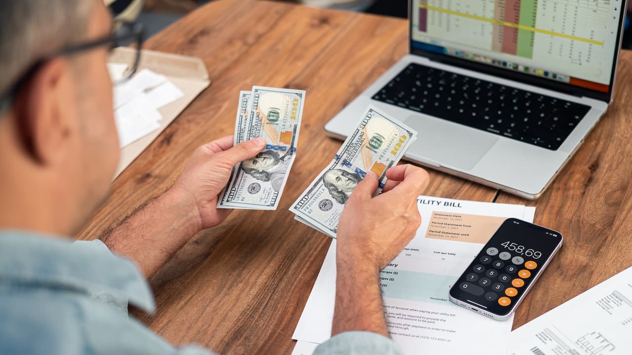 <b>10. Elimina gastos innecesarios en otras áreas: </b>Ajusta tus gastos cotidianos en cosas como suscripciones, comer fuera o entrega a domicilio para redirigir ese dinero hacia tus metas navideñas.