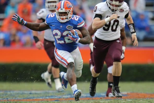 Jugador de fútbol americano colegial sufre bochornoso accidente