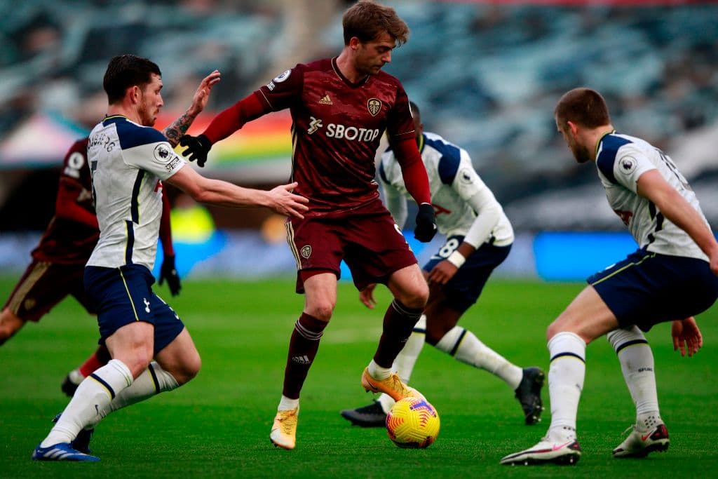 Tottenham se impone ante el Leeds 3-0. Los goleadores por parte de los Spurs fueron Harry Kane al minuto 29 tras cobrar un penal, Son Heung-min al 43 y, ya en el segundo tiempo, Tobey Alderweireld hacía el tercer tanto, durante la J17 de la Premier League.