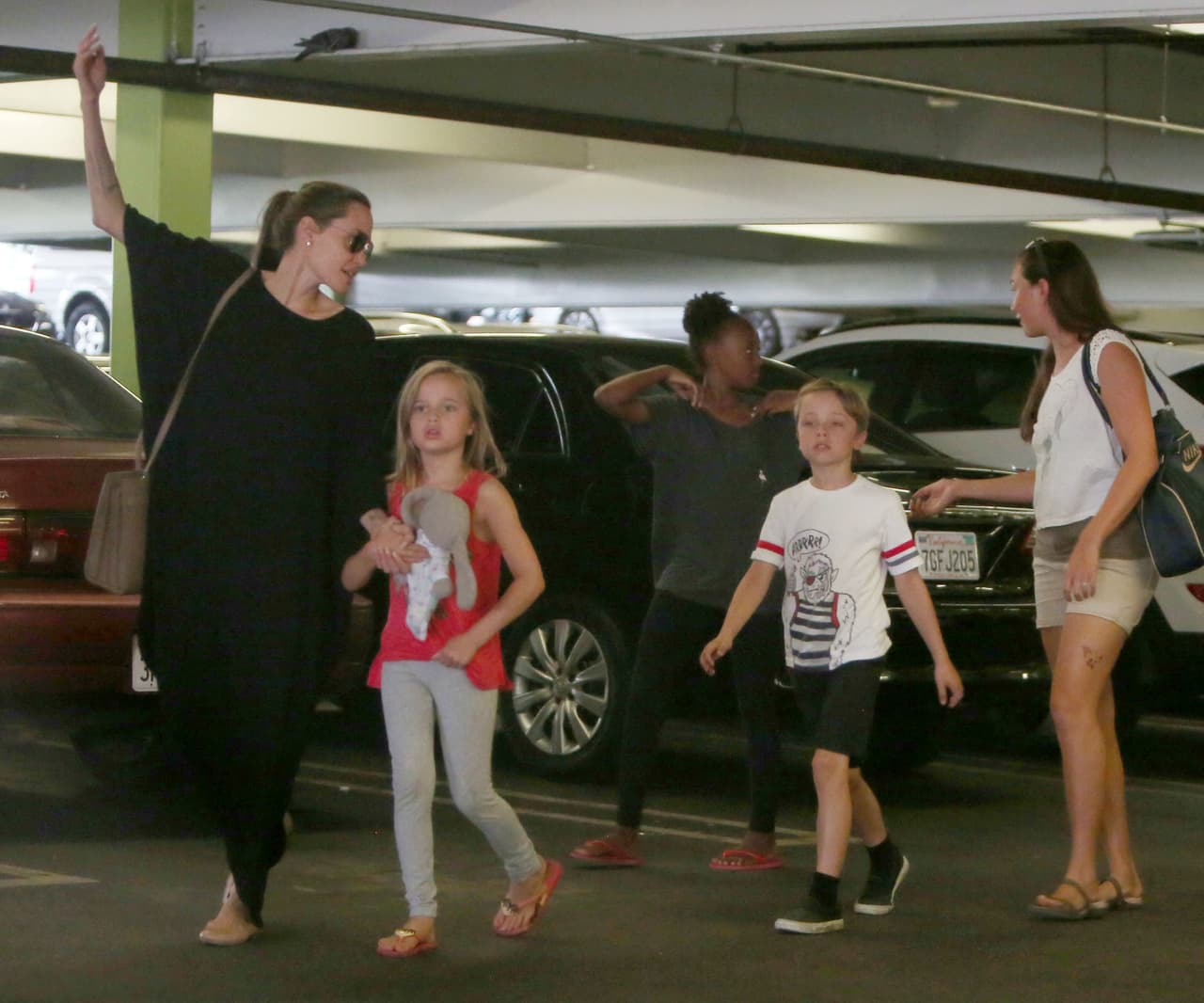 Pidiendo a los chicos que se apuraran para regresar a su automóvil.