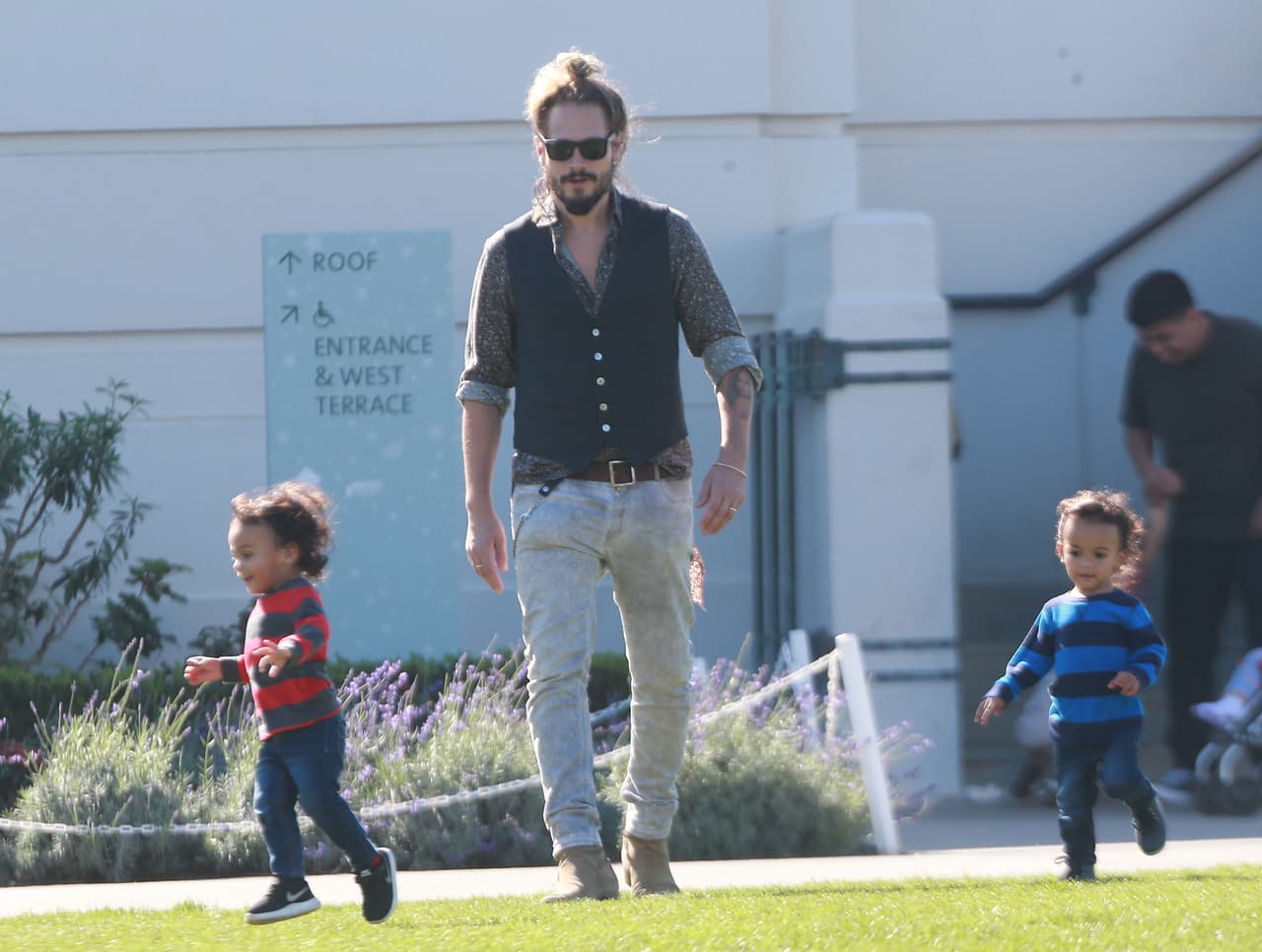 Los nenes ya saben caminar a la perfección.