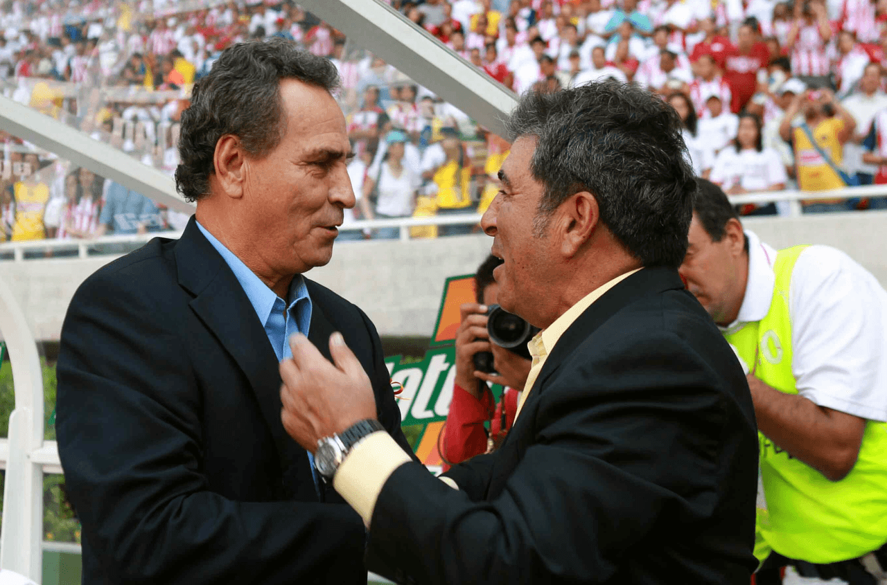 Por América el estratega era Carlos Reinoso. El DT chileno sustituyó a Manuel Lapuente en la Jornada 4. Este fue el saludo caluroso entre José Luis Real y 'El Maestro'.