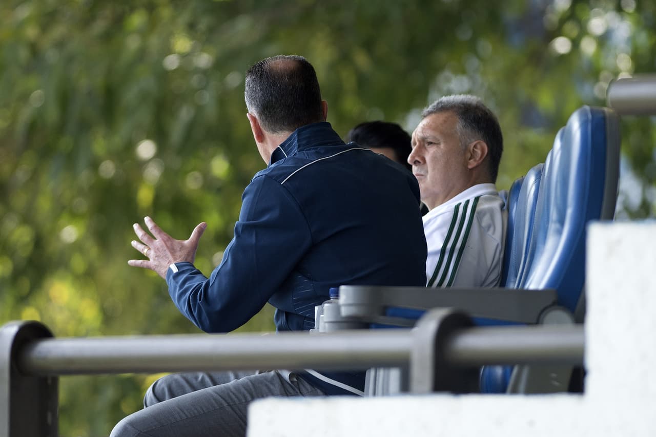 Martino tuvo la atención del presidente de Cruz Azul, Ricardo Peláez, con quien conversó en las gradas.