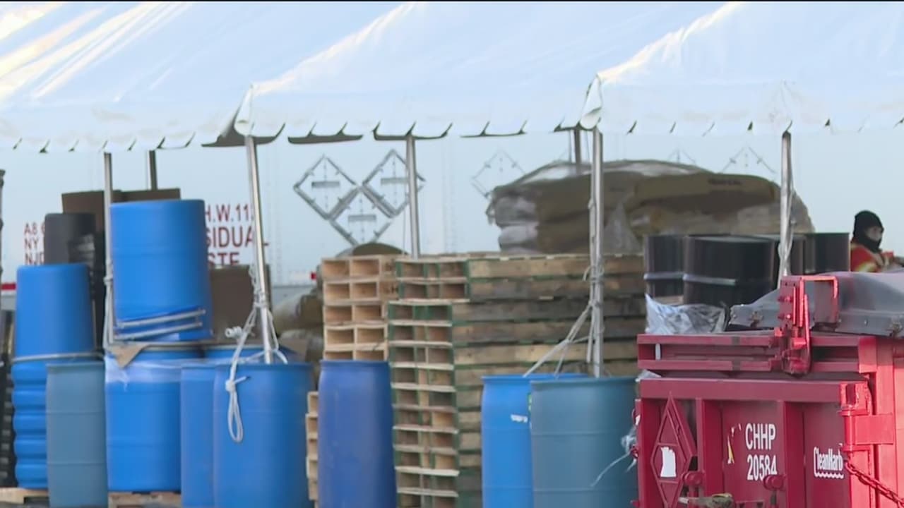 “Claro que sí afecta”: comunidad se opone al uso de parque para almacenar desechos de incendio Eaton