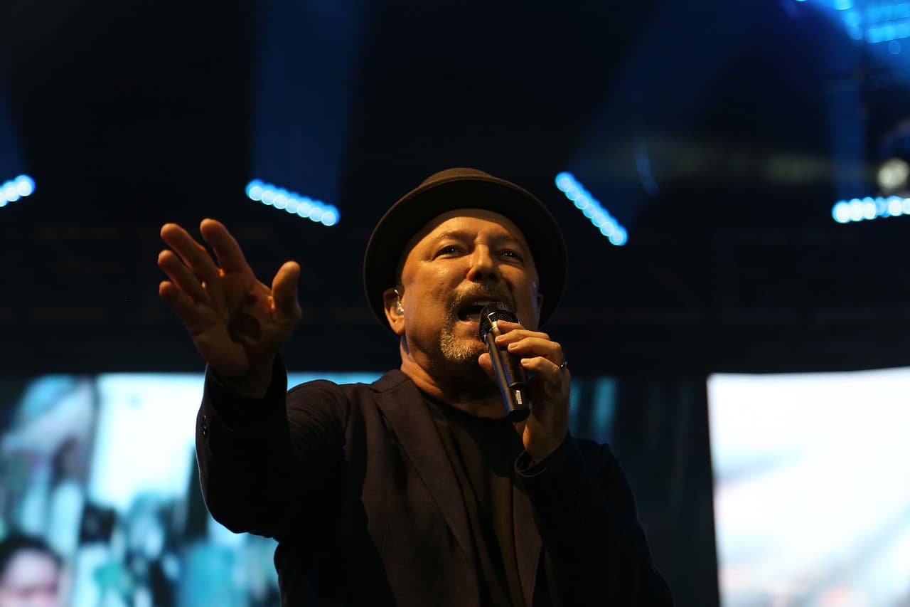 Blades se presentó con la banda de Roberto Delgado de Panamá y dijo bromeando "todos tienen visa, por si hay algún republicano en la casa." En caso de que los deportaran, añadió: "felices de regresar a nuestro país".