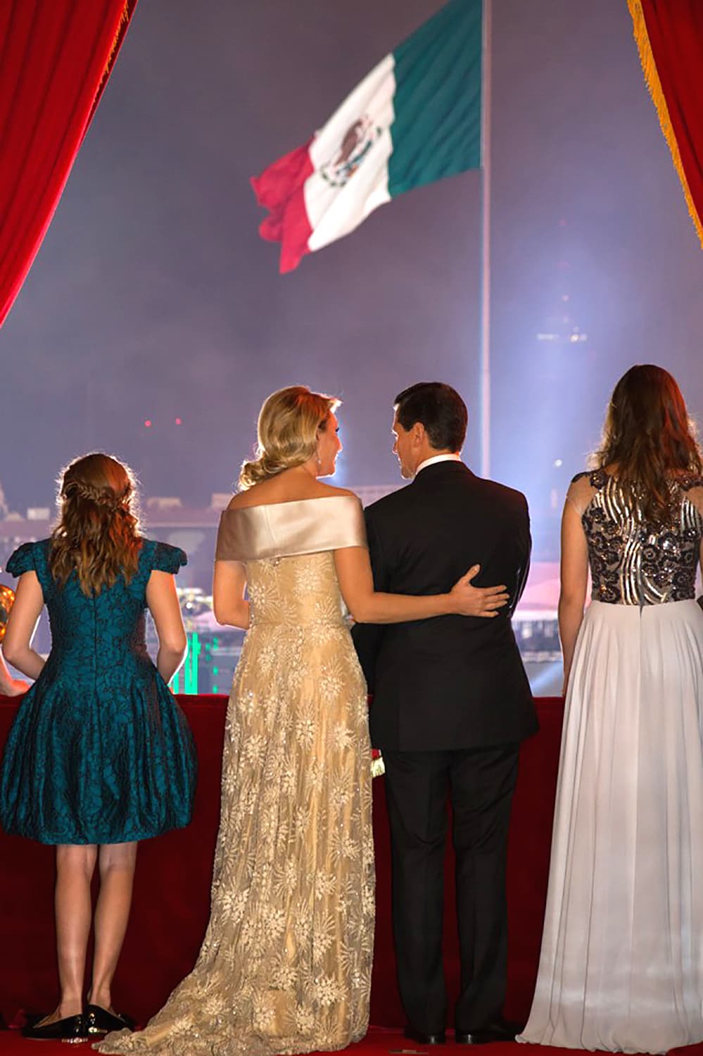 "Se encargaba de mandarnos a las amigas (mensajes): 'Mira estoy haciendo esto por los niños'".
<br>