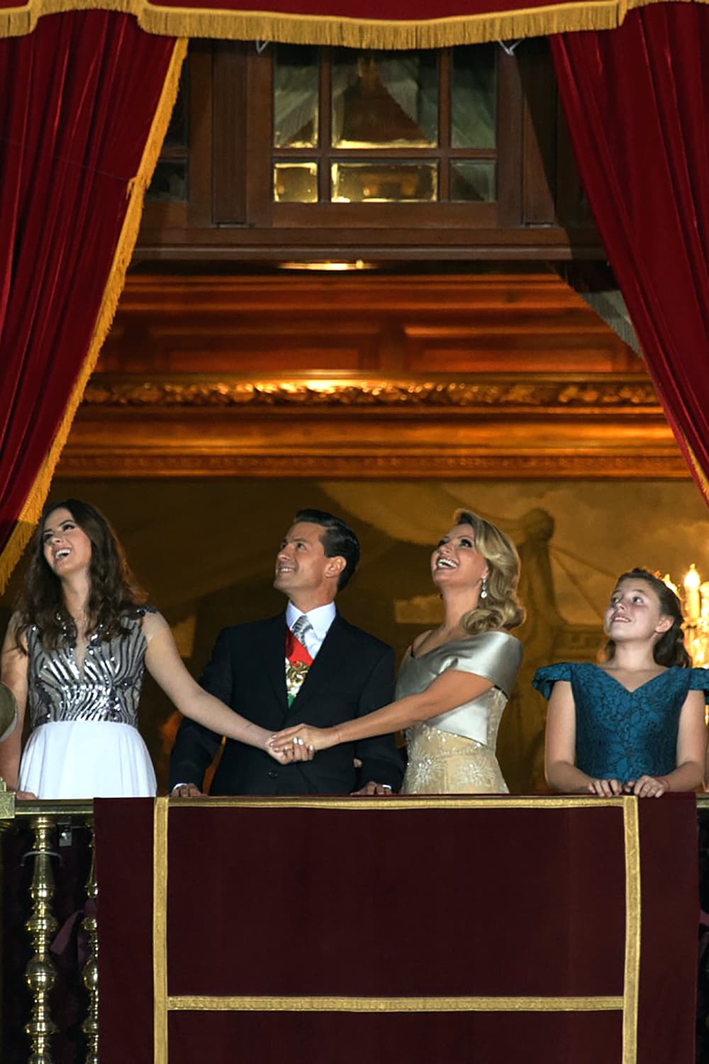 También se le vio de lo más atenta con sus hijastras. ¡Qué bonita familia!