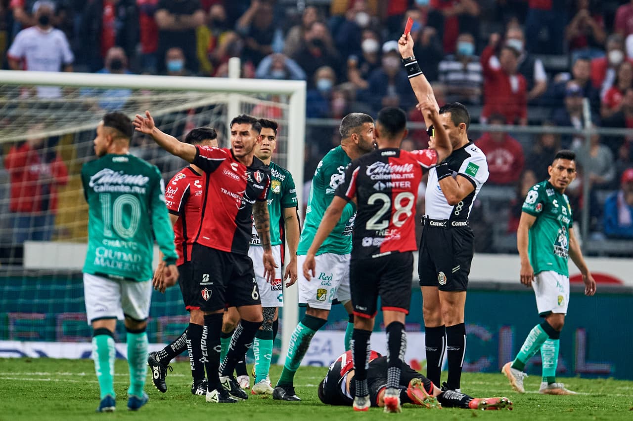 El árbitro no perdonó al Puma y vio la segunda amarilla al 89'.