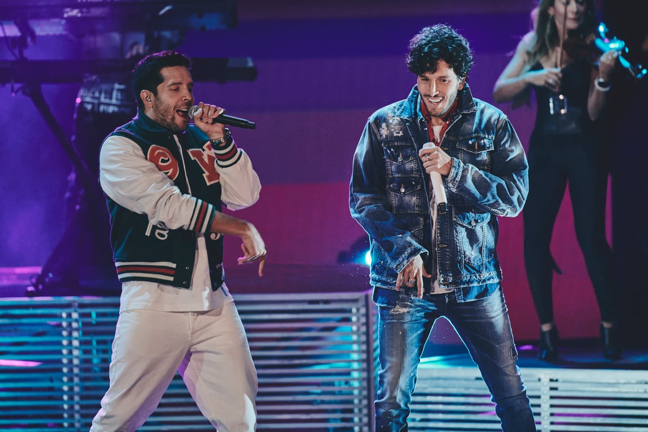 Sebastián Yatra, Cali y El Dandee aparecieron en el escenario para cantar 'Locura'.