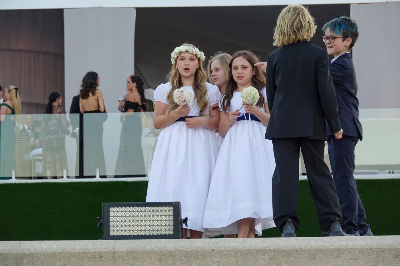 La pequeña Harper fue una de las niñas de las flores y así se le vio disfrutar luciendo un vestido blanco y accesorios como una corona y un pequeño ramo.