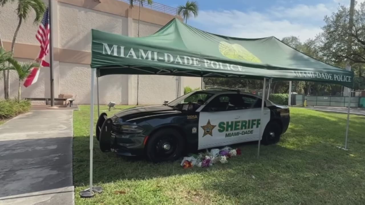 La patrulla del oficial de Miami-Dade Devin Jaramillo forma parte de un altar para rendirle homenaje