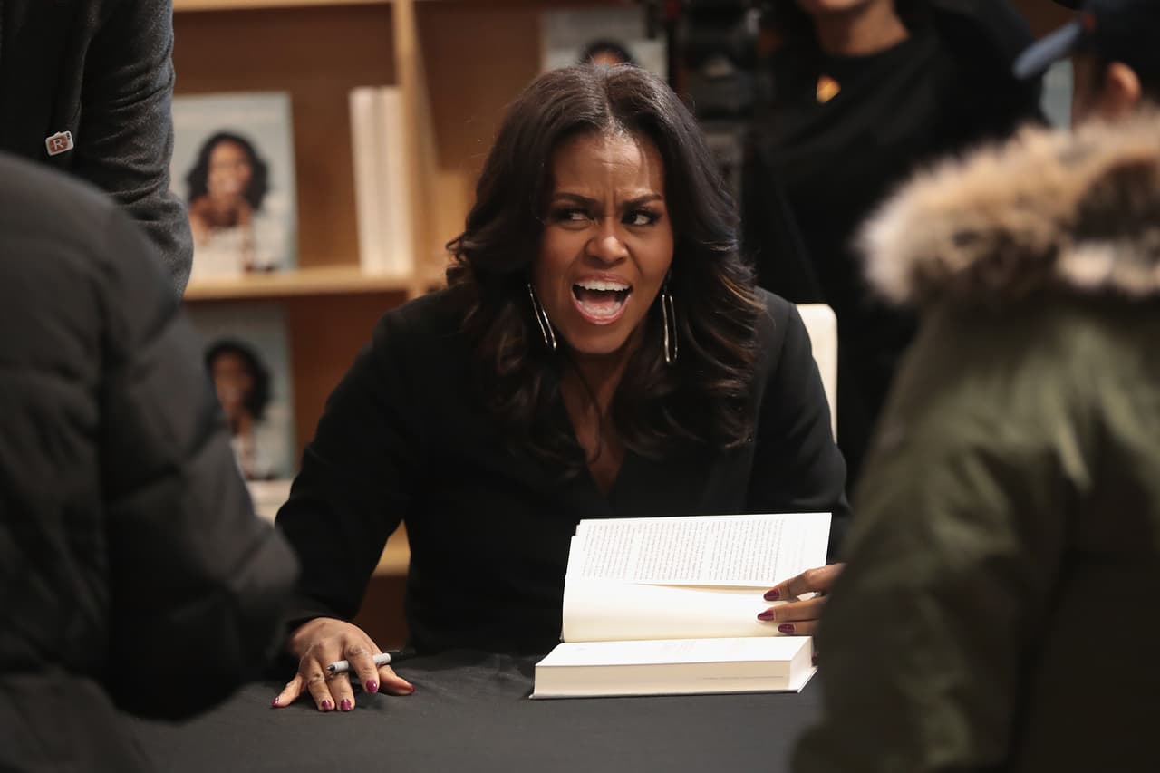 Por supuesto que la ex primera dama de los Estados Unidos, Michelle Obama, no dignificó los rumores con un comentario. Pero, durante una entrevista con
<b><a href="https://www.goodhousekeeping.com/uk/news/a25345575/michelle-obama-inspire-meghan-markle/"> la revista 'Good Housekeeping'</a></b>, en la cual habló de
<b> sus experiencias</b> y su libro 'Becoming', le preguntaron qué consejo, si alguno, le podría dar a Meghan Markle.