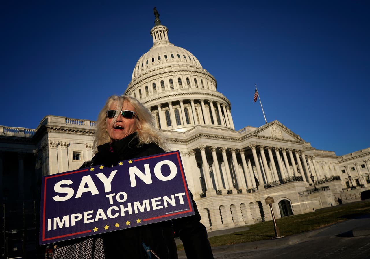 “Di no al 'impeachment'”, el mensaje de una partidaria de Trump frente al Capitolio. El debate de este miércoles en el Congreso durará seis horas.