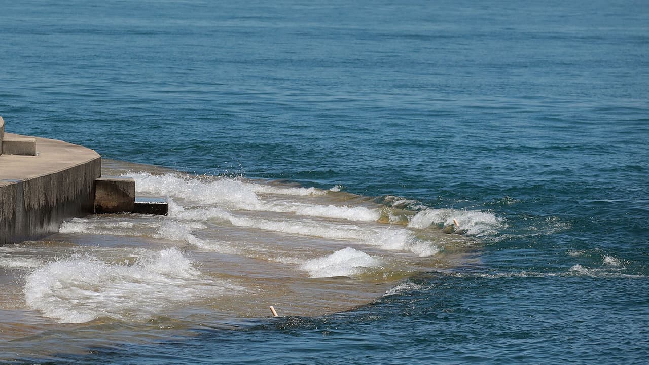 Altos niveles de agua y fuerte oleaje en el Lago Michigan provocan condiciones peligrosas