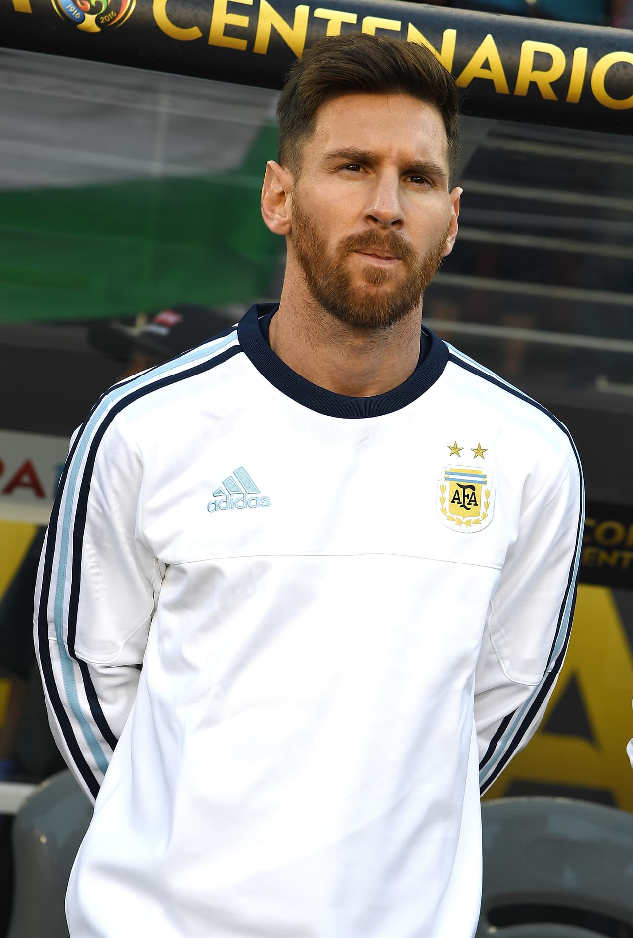 Dennis Titto, el dueño de Wilshire Associates, una empresa que presta servicios de asesoría y auditoría para grandes empresas, se compró un viaje al espacio por el que pagó 20 mdd, Lio podría pagar sue pasaje, el de su esposa y su papá y le quedaría para comprarse un marciano.