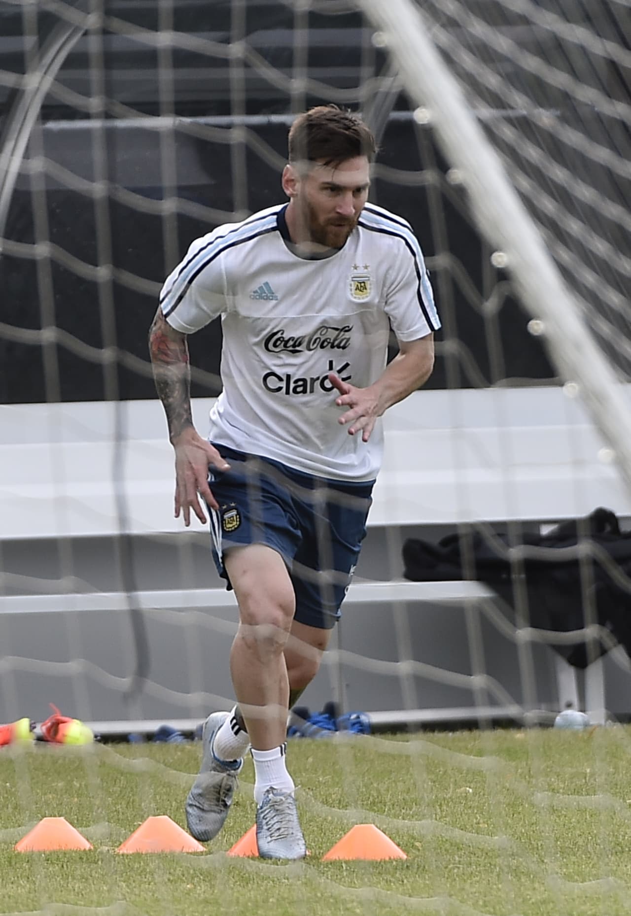 Pero aún así, el delantero ha tenido problemas por su situación financiera, pero no porque le falte, sino porque trató de evadir sus obligaciones fiscales y casi termina en la cárcel.