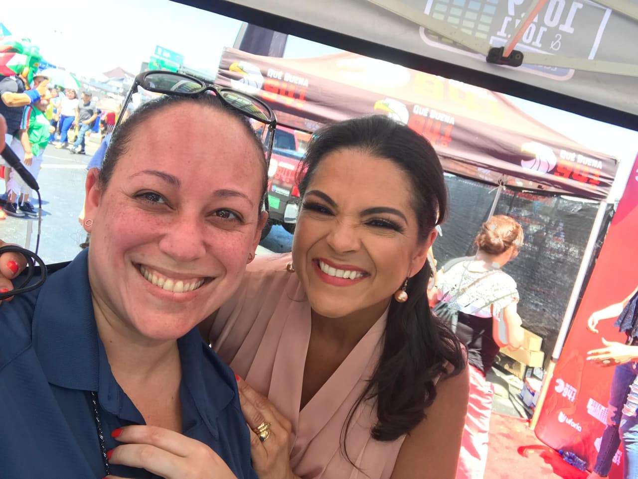 La directora de noticias de Univisión 23 DFW, Raquel Amparo (izquierda) comparte con la reportera Andrea Rega (derecha) durante el evento.