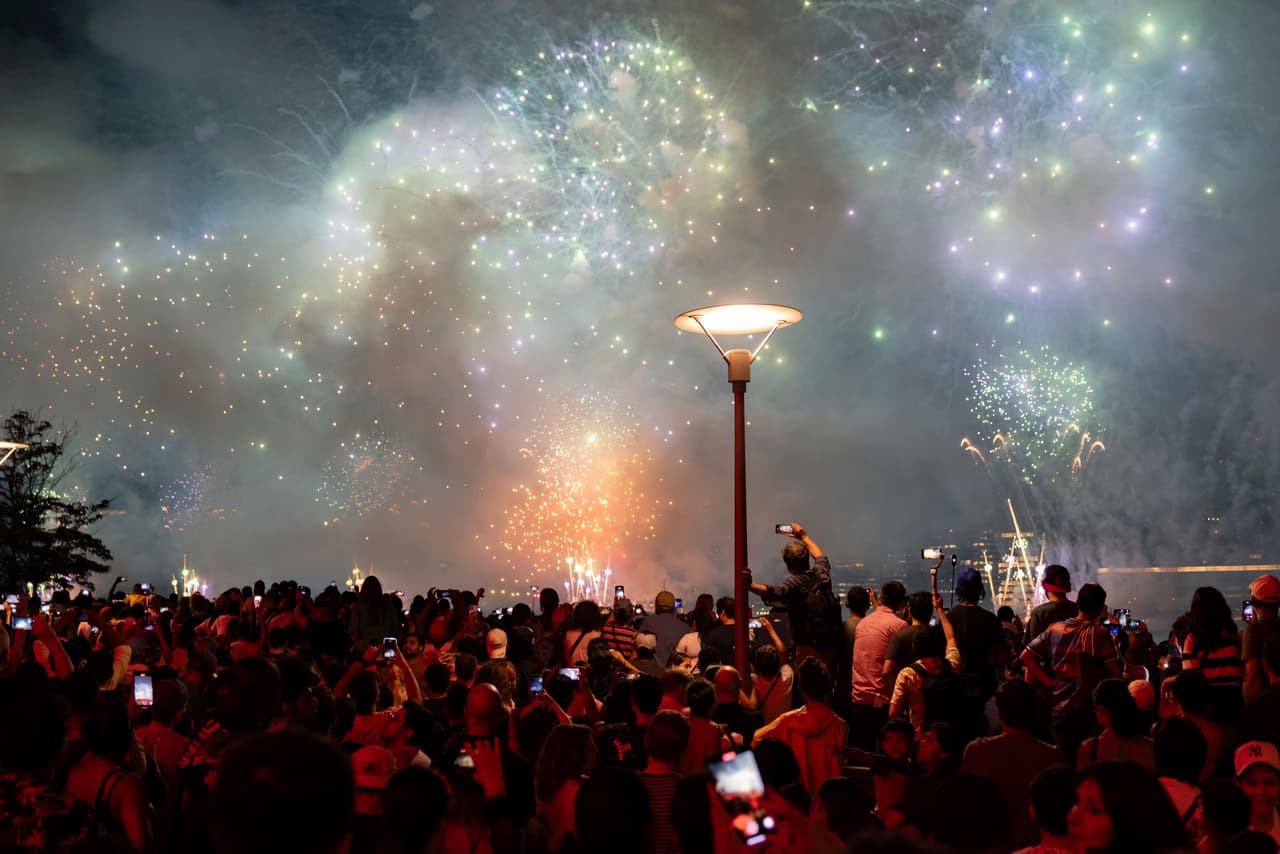 Los muelles y parques estuvieron abarrotados desde temprana hora.
