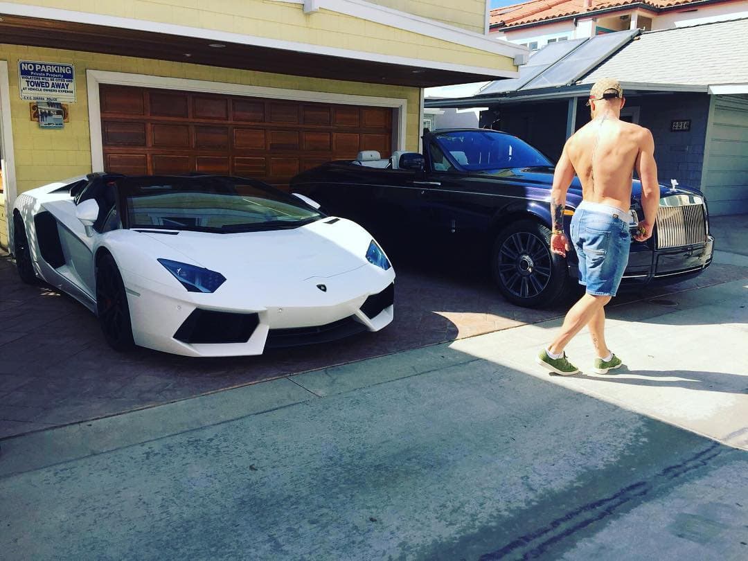 Conor McGregor aprecia su Rolls Royce Phantom Drophead Coupe y a su Lamborghini Aventador Roadster. Ambos autos, combinados, acumulan nada menos que un total de 1153 caballos de fuerza.