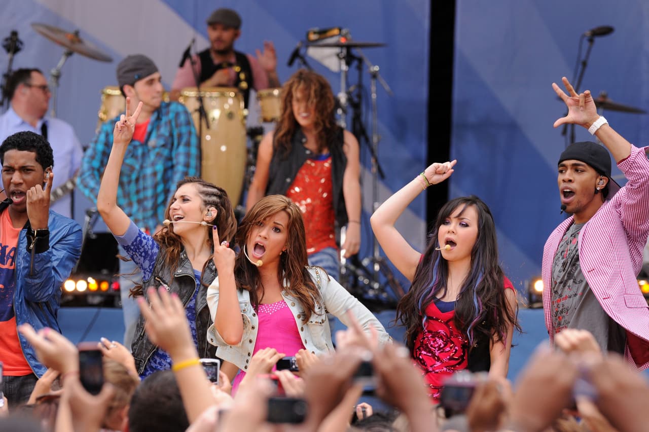 Estaban en Colombia. "Invité a un grupo de amigos a cenar, a mi banda y bailarines. Pagué por el alcohol, alguien terminó llevando marihuana, yo 
<b>había consumido Adderall</b> y destruimos el hotel", narró en el filme.