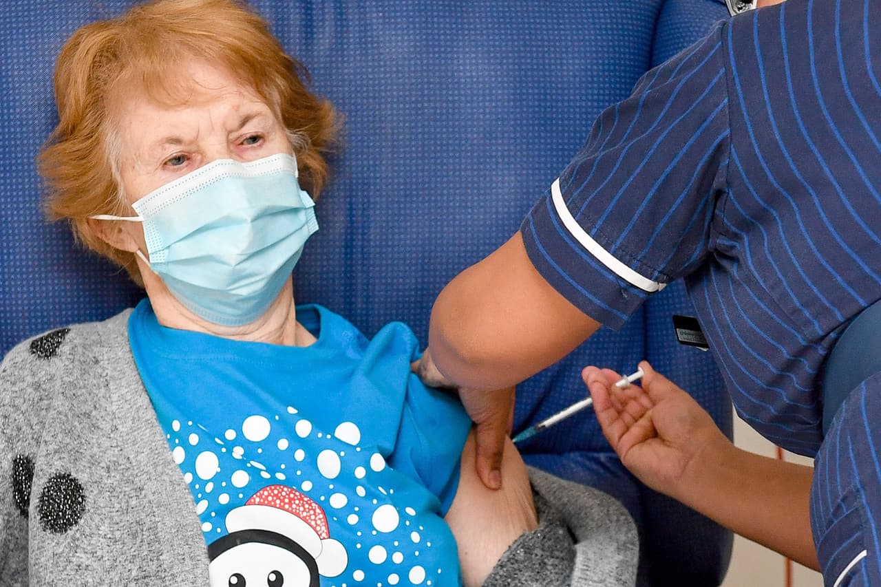 7 de diciembre de 2020:
<b>Reino Unido es <a href="https://www.univision.com/noticias/salud/el-comienzo-del-fin-de-la-pandemia-la-primera-inmunizacion-con-una-vacuna-con-los-estandares-de-los-laboratorios-internacionales-fotos-fotos">el primer país en aprobar el uso de emergencia de una vacuna</a> con los estándares de los laboratorios multinacionales.</b>
<br>
<br>La primera en recibir la inmunización, fabricada por Pfizer-BioNTech, fue Margaret Keenan, una jubilada de 90 años.