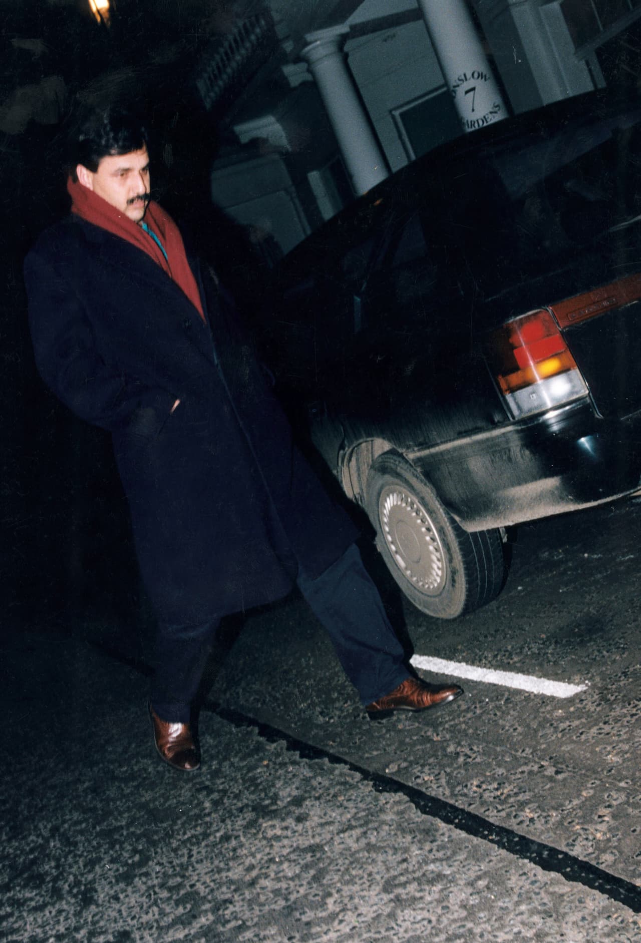 Aunque después de Hewitt, Lady Di tuvo otras relaciones pasajeras, fue en el 1995 cuando la princesa comenzó a salir con el doctor paquistaní Hasnat Khan.