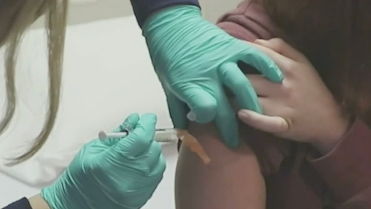 “Podría escribir un libro de las cosas que dice la gente por las cuales no se quieren vacunar contra el 
<a href="https://www.univision.com/local/houston-kxln/variante-omicron-houston">coronavirus</a>”, expresó el doctor Varón.