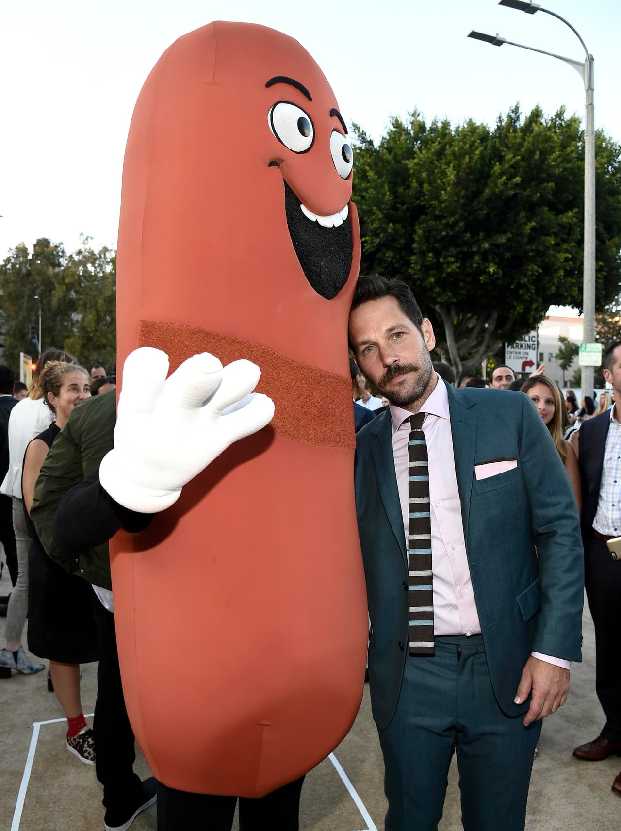 Él también presta su voz para uno de los personajes.