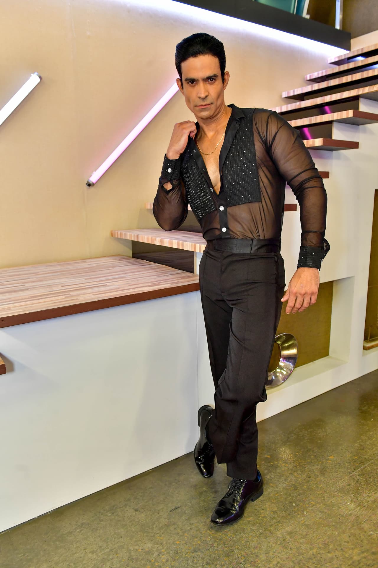 Uno de nuestros invitados bailarines fue el actor 
<b>Juan Vidal</b>, quien salió al escenario con este conjunto color negro, que incluyó una camisa negra con transparencias.