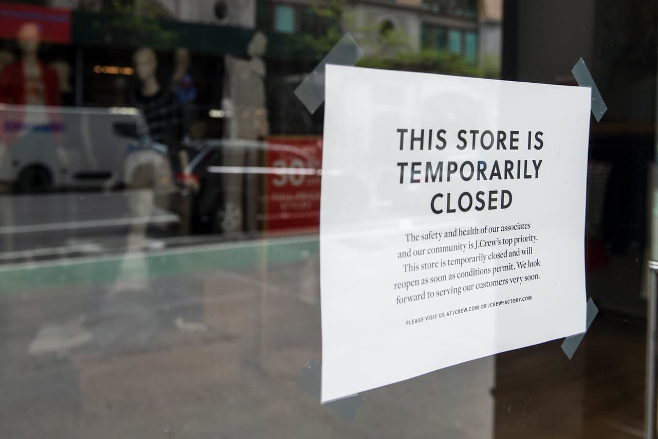 En la imagen, una tienda J. Crew cerrada a causa de la pandemia en la Quinta Avenida de la ciudad de Nueva York. Estos cierres obligatorios agudizaron la crisis que, al igual que otras firmas del sector, atravesaba la compañía. La duda que sigue latente es si, a pesar de las reaperturas, las personas regresarán a las tiendas sin el temor a posiblemente contagiarse con el virus para el cual no hay una vacuna ni la habrá en el mediado plazo, según expertos sanitarios.