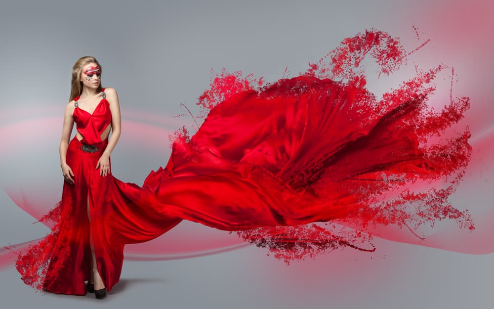 Se celebra por todo lo alto vistiéndose de rojo, color asociado con la buena fortuna. Los amigos y vecinos se intercambian, regalos, se pide perdón por las ofensas y se procura pagar las deudas.
<br>