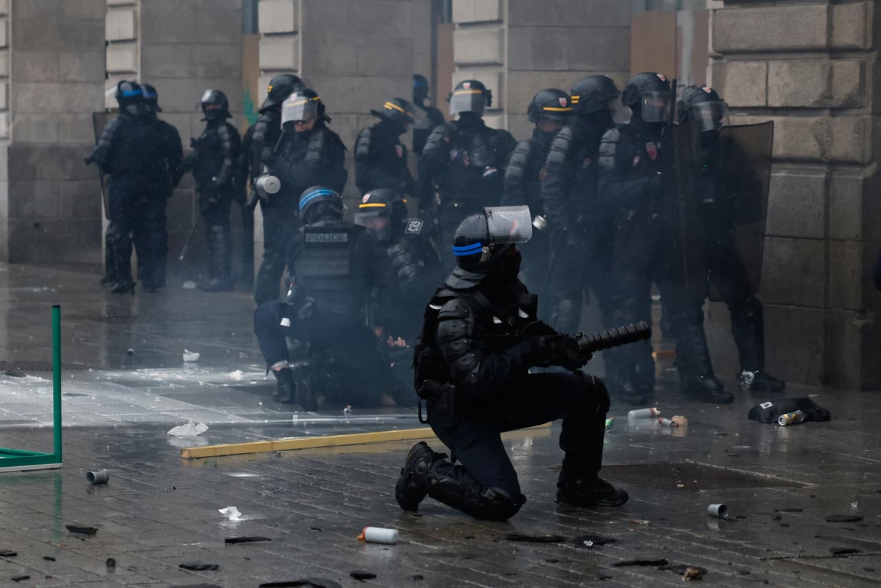 Un agente de policía lanza una granada de gas lacrimógeno contra manifestantes tras una protesta contra el aumento del coste de la vida en Rennes, Francia, el sábado 24 de octubre de 2026.