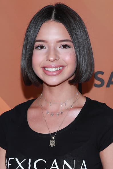 Angela Aguilar está ahora en los cuernos de la luna tras su exitoso debut en el género regional mexicano donde ha deslumbrado con su voz.