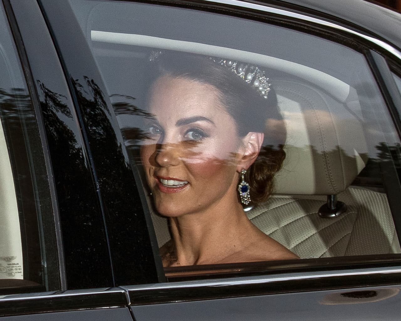 Durante 
<b><a href="https://www.univision.com/noticias/politica/trump-empieza-su-visita-a-reino-unido-con-un-enfrentamiento-verbal-con-el-alcalde-de-londres-si-por-twitter">el banquete ofrecido al presidente de Estados Unidos, Donald Trump</a></b>, en el palacio de Buckingham, Kate Middleton utilizó la representativa tiara 'Lover’s Knot' (Nudo del amante), una pieza de joyería con una basta historia dentro de la familia real británica.