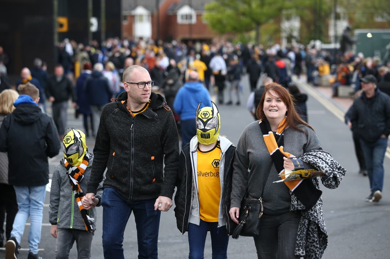 Después de la visita de Sin Cara a Raúl Jiménez, este viernes, los fanáticos de los Wolves llegaron al Molineux este sábado con máscaras del luchador y prendas típicas mexicanas que montaron un colorido ambiente para enfrentar al Fulham en la Premier League.