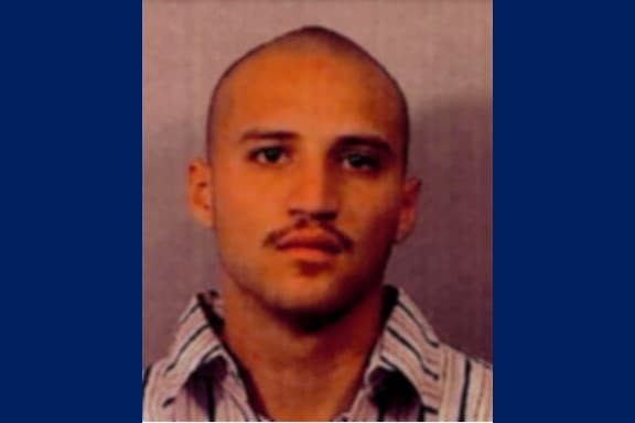 <h3 class="cms-H3-H3">CARLOS FELINO HERNÁNDEZ </h3>
<br>
<br>Se le busca por su presunta participación en un asesinato y un intento de asesinato, el 23 de julio de 2006. Hernández presuntamente asistió a una fiesta en Pico Rivera, California, donde se involucró en una pelea con otro asistente. 
<br>
<br>Hernández presuntamente persiguió al hombre hasta la calle e intentó dispararle. Cuando su arma falló, Hernández supuestamente se volvió y le disparó a otro hombre, matándolo instantáneamente. Al huir del lugar, Hernández presuntamente disparó varias rondas contra la multitud que se había reunido en torno a la víctima. Carlos Felino Hernández puede tener ahora unos 36 años.