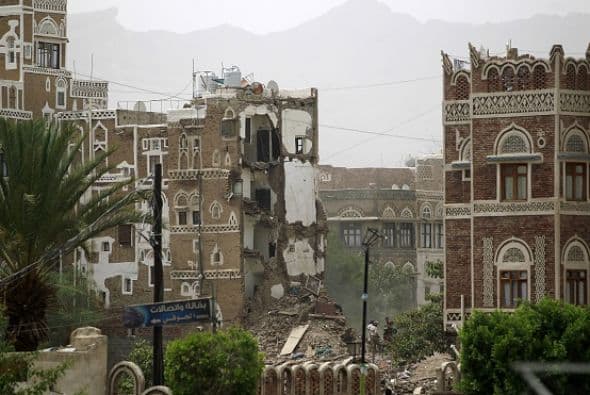 Al menos cinco civiles fallecieron y tres casas se derrumbaron tras varios ataques de la coalición árabe, liderada por Arabia Saudí, contra una zona residencial del casco viejo de la capital yemení, Saná.