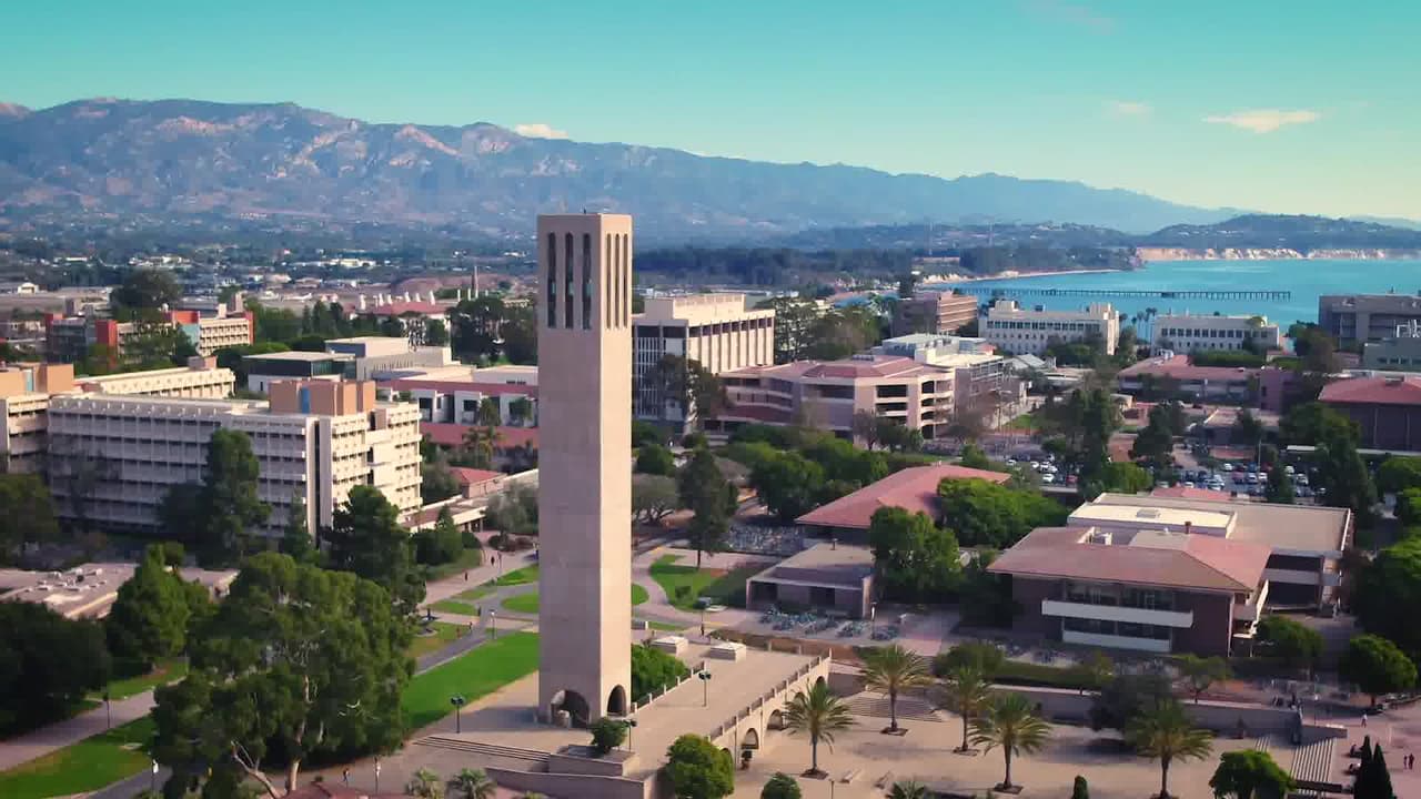 <b>Universidad de California -Santa Bárbara, </b>ubicada en la costa central de California
<br>
<b>Ranking Nacional: <a href="https://www.usnews.com/best-colleges/ca?schoolType=national-universities" target="_blank">Nº28 en el ranking Nacional</a></b>
<br>
<b>Matrícula 21-22 y costos asociados: </b>$44,000 -$14,500,
<b> </b>dependiendo si eres residente del estado
<br>
<b>Salario promedio al egresar: </b>$55,700