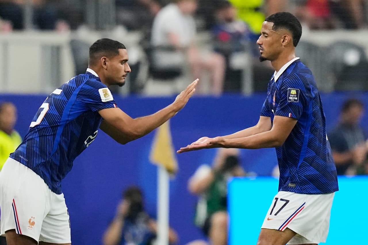 El francés Maxence Lacroix (izquierda) sustituye a William Saliba tras lesionarse durante el partido de semifinales de la Copa del Mundo de fútbol entre Francia y España en Arlington, Texas, cerca de Dallas, el martes 14 de julio de 2026.