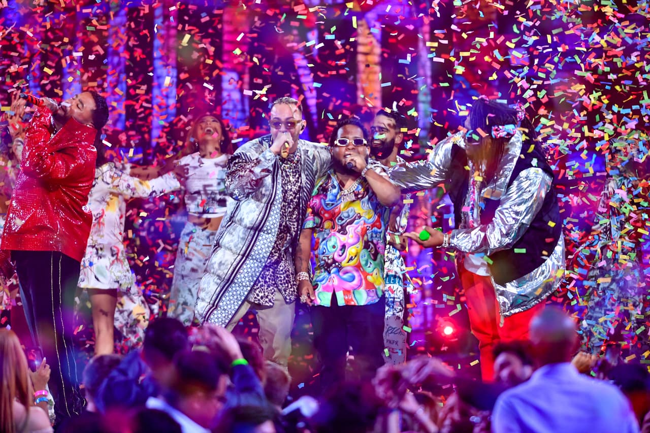 Al ritmo del tema
<b>‘Loco’ </b>festejaron el éxito de la ceremonia y de todos los ganadores de la noche a la espera de la siguiente gran fiesta que se realizará
<b><a href="https://www.univision.com/shows/premios-juventud/lista-completa-ganadores-2021" target="_blank">el próximo año en Puerto Rico</a></b>.