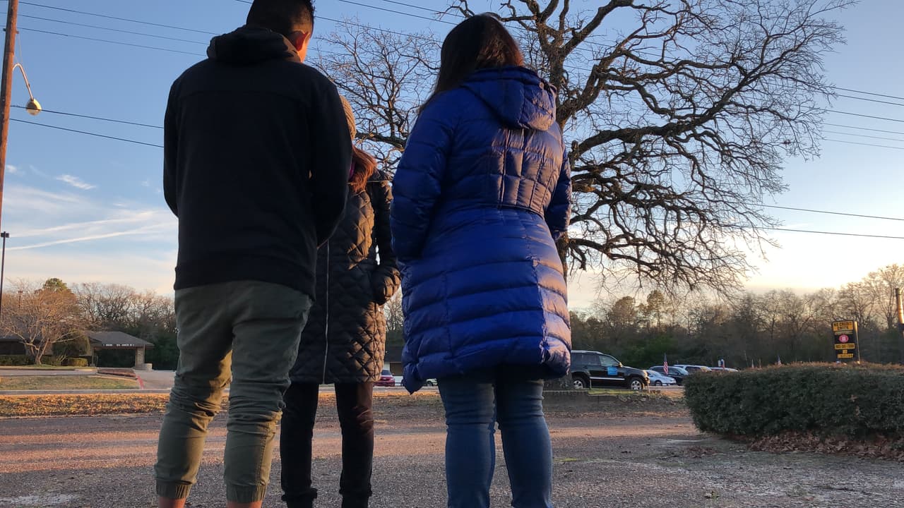 “Bastante de la comunidad no tienen los recursos para ocupar a un abogado o en veces hay abogados que estafan a las personas y se aprovechan de ellos”, dijo Dalila Reynosa, administradora de la organización sin fines de lucro Justicia para Nuestros Vecinos del Este de Texas.
<br>