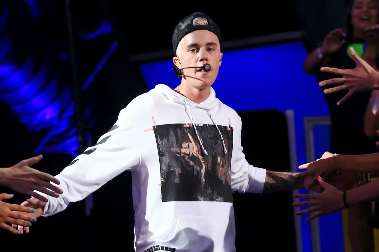 SANTA MONICA, CA - SEPTEMBER 11: Recording artist Justin Bieber performs onstage during the Think It Up education initiative telecast for teachers and students, hosted by Entertainment Industry Foundation at Barker Hangar on September 11, 2015 in Santa Monica, California. (Photo by Christopher Polk/Getty Images For EIF)
<br>