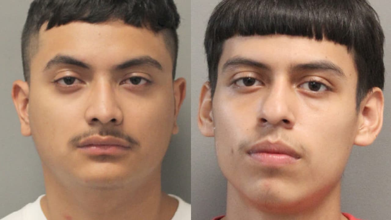 Oficiales del condado Harris estaban patrullando cuando sorprendieron a Roberto Álvarez de 17 años (izquierda) y José Hernández de 19 (derecha) robando material en una zona en construcción en la cuadra
<b>11900 de Radura Road</b> el 21 de julio de 2021, a los dos se los llevaron a la cárcel.