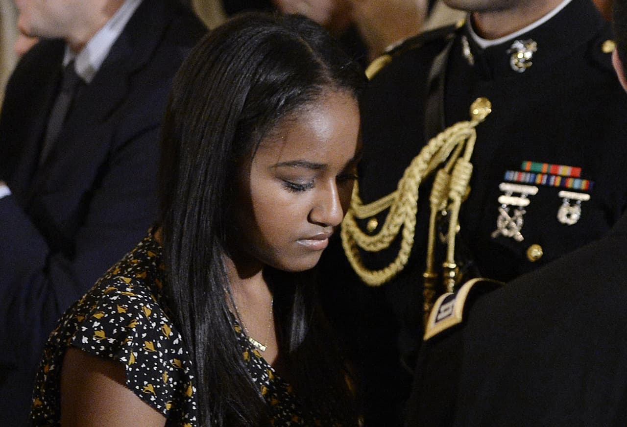 Con esta imagen, tomada en la cena del 12 de enero, antes de la posesión de Donald Trump, se despidió la pequeña Sasha, convertida ya en una jovencita.
