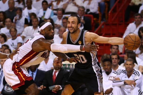 Habrá séptimo juego entre los Spurs y los Heat (30 fotos) ¡Locura total! Un juego electrizante, inolvidable, donde ambos equipos dieron una demostración inolvidable en el American Airlines Arena, manteniendo en vilo a los fanáticos en San Antonio y en Miami, primero durante los 48 minutos regulares y después en los 5 minutos de OT. .Tim Duncan, con una clásica demostración durante todo el partido, anotó más tantos en la primera mitad que la combinación de los 3 de Miami, Wade-James-Bosh 25/21, facilitando que los Spurs dominaran al Heat hasta comenzar el cuarto período, cuando Miami llevo a cabo un cambio de jugadores. Cuando solo faltaban 5 segundos para coronarse campeones los San Antonio Spurs, el incomparable Ray Allen empató el partido con un tiro de 3 puntos, forzando el OT. Con 1:43 en el reloj, LeBron James (triple/doble, 32 puntos, 11 asistencias y 10 rebotes) encaramó al Heat 101-100, y al concluir el OT, de nuevo Allen realizó una formidable jugada defensiva, dando dos puntos más al Heat, que terminó, a pesar de los umpires y para desconcierto de los comentaristas que daban el cetro a San Antonio, 103-101 sobre los Spurs. .