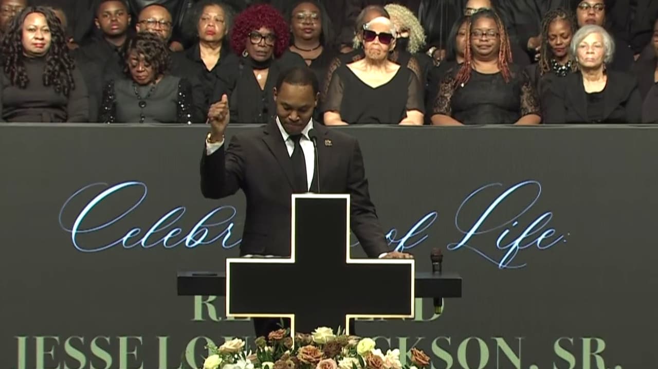 Hijo del reverendo Jesse Jackson dedica palabras a su padre en homenaje