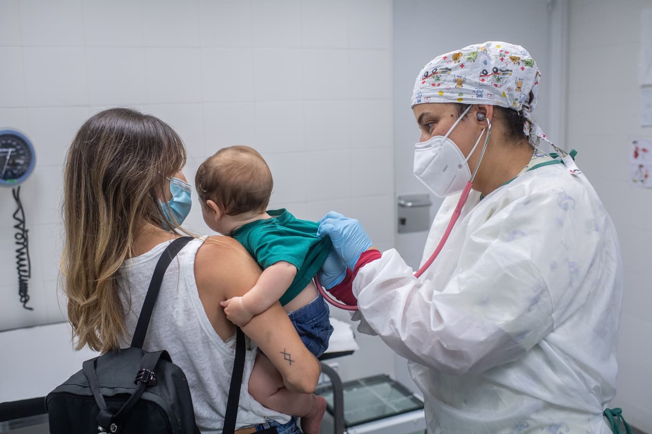 Las muertes causadas por covid-19 continúan siendo raras entre niños, y cuentan por menos del 1% del total nacional, según el informe más reciente, que también muestra un porcentaje de hospitalizaciones muy bajo entre los menores.