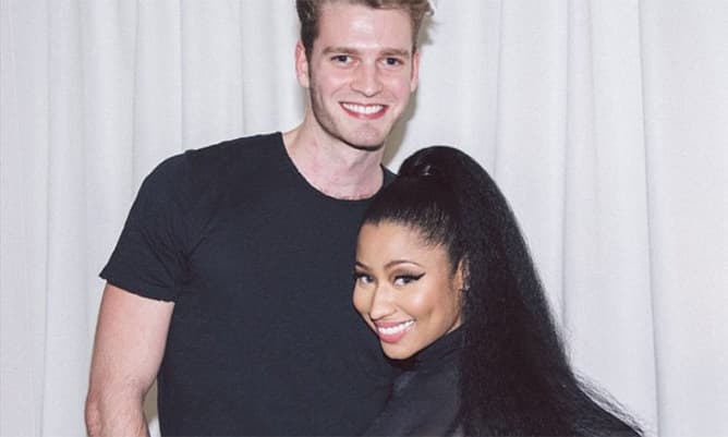 Louis Spencer ya había sido visto en la boda del príncipe William y Kate Middleton (2011), además en una imagen que se publicó en 2015 donde aparecía junto a la cantante Nicki Minaj, quien compartió esta foto en sus redes sociales.