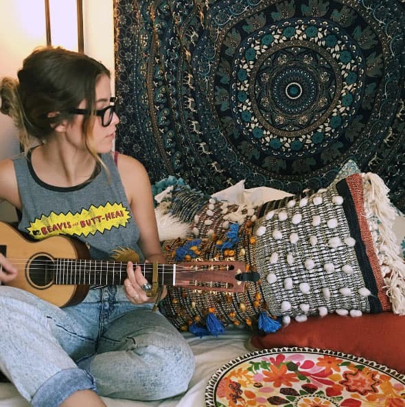 O también su proceso creativo, sacando inspiración para nuevos temas con su guitarra.