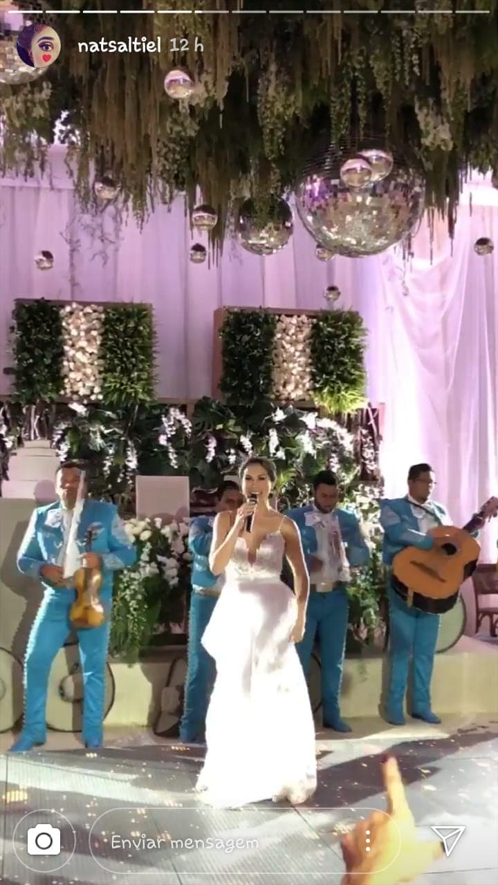 Por su parte, Bianca sorprendió a su ahora esposo, así como a sus invitados. 
<b><a href="https://www.univision.com/entretenimiento/bianca-marroquin-recibe-el-anillo-de-compromiso-en-un-romantico-viaje-a-paris-fotos">La actriz de 44 años acaparó las miradas</a></b> al cantar junto al grupo de mariachis que amenizó su boda.